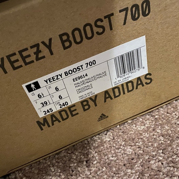 SOLD!! Yeezy Boost 700 - Picture 4 of 4